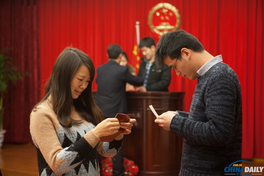 情人節(jié)元宵節(jié)重合 上海新人扎堆登記