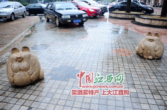 南昌龍貓石雕有“雄性生殖器” 網(wǎng)友：不忍直視