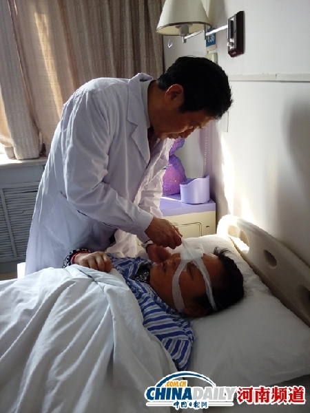 豫首例活體眼角膜移植成功 受益農(nóng)民泣謝捐贈人