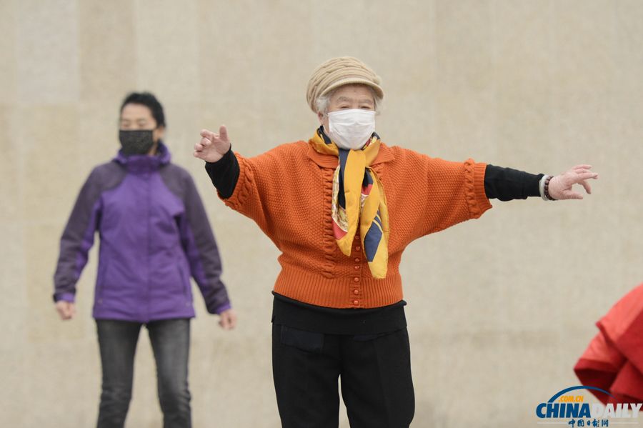 北京霧霾頑固不散 市民戴口罩戶外健身