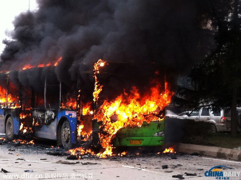 貴陽(yáng)一輛公交車起火 已致五人喪生