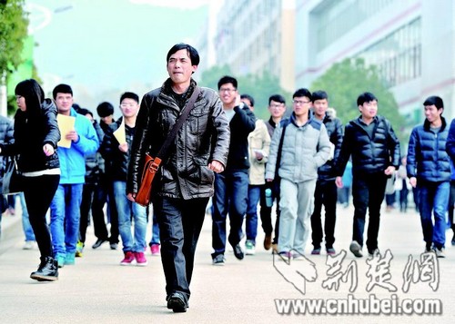 44歲大叔與女兒一起上大學(xué) 高數(shù)滿分被尊為學(xué)霸(圖)