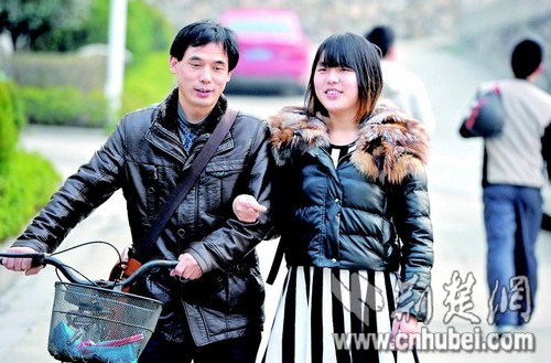 44歲大叔與女兒一起上大學(xué) 高數(shù)滿分被尊為學(xué)霸(圖)