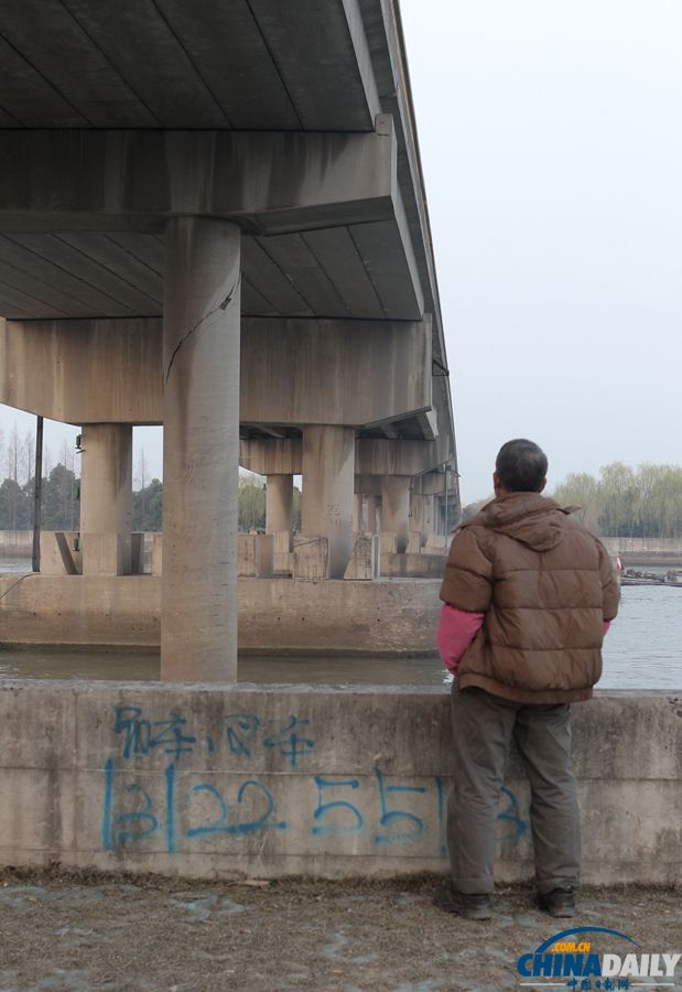 上海一大橋遭大型貨船撞擊 橋墩開裂或坍塌