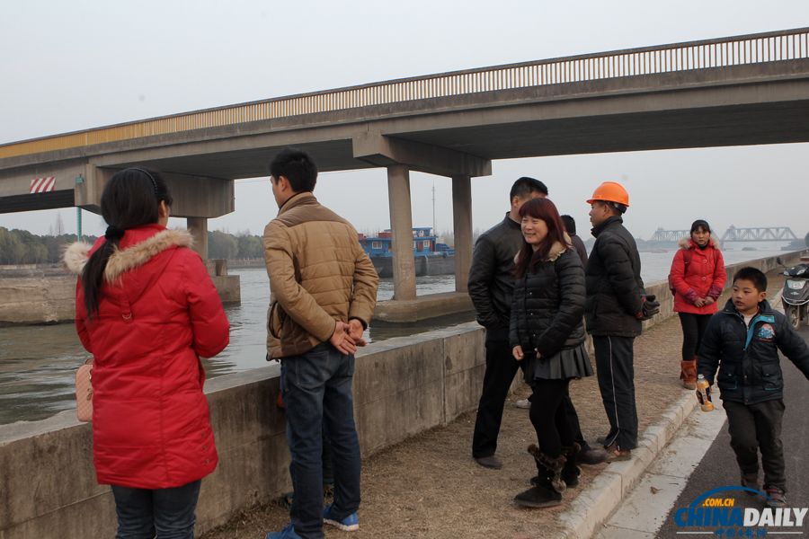 上海一大橋遭大型貨船撞擊 橋墩開裂或坍塌