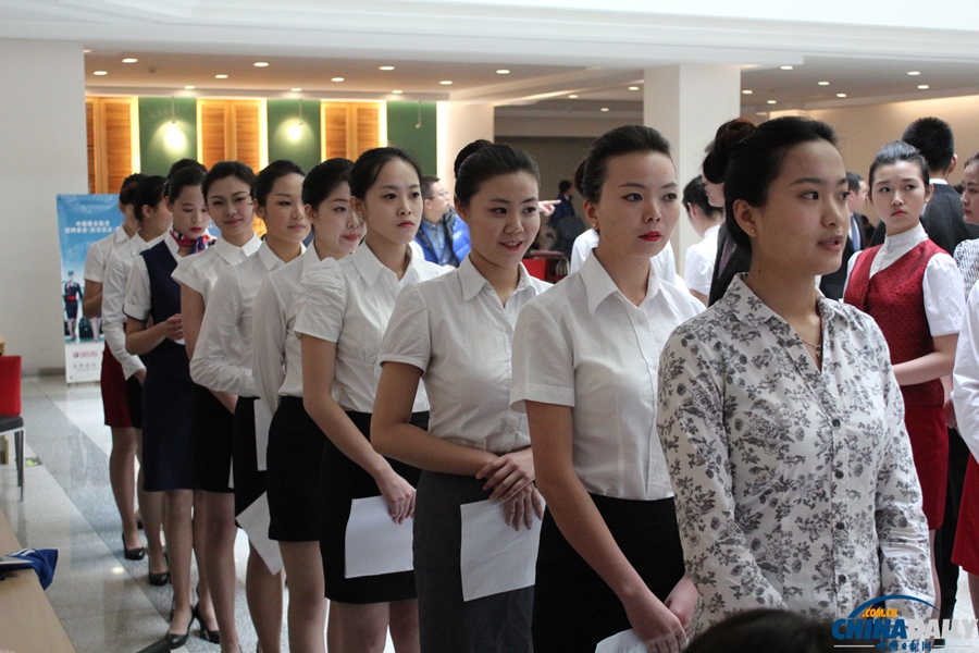 中聯(lián)航空乘招聘3千余人爭奪65個名額 現(xiàn)場氣氛火熱