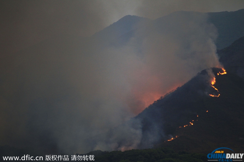 香港一山林突發(fā)大火 燒紅整座山濃煙隨風飄向深圳