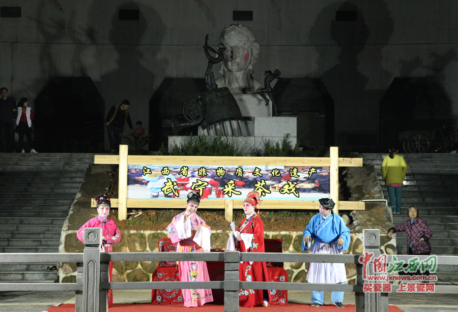 “第六屆全國網(wǎng)絡(luò)媒體江西游”記者夜游武寧西海灣