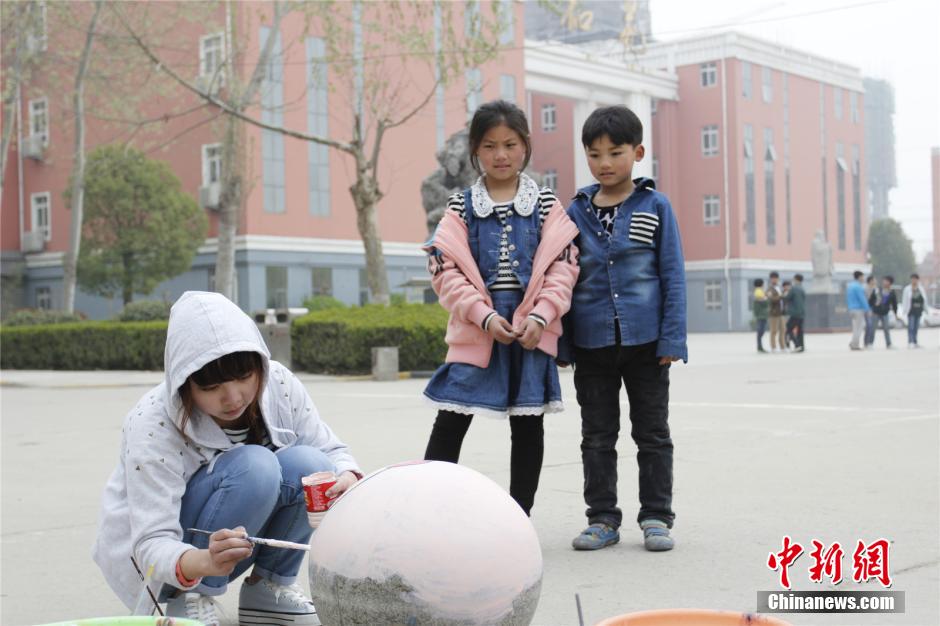 大學(xué)生做創(chuàng)意校園涂鴉 石墩變“萌寵”