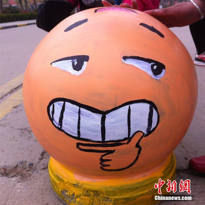 大學生做創(chuàng)意校園涂鴉 石墩變“萌寵”