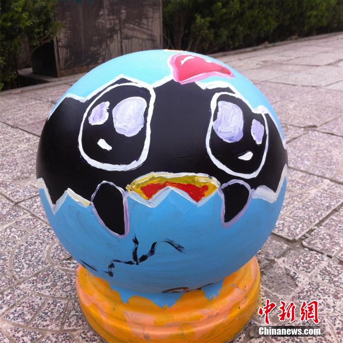 大學生做創(chuàng)意校園涂鴉 石墩變“萌寵”