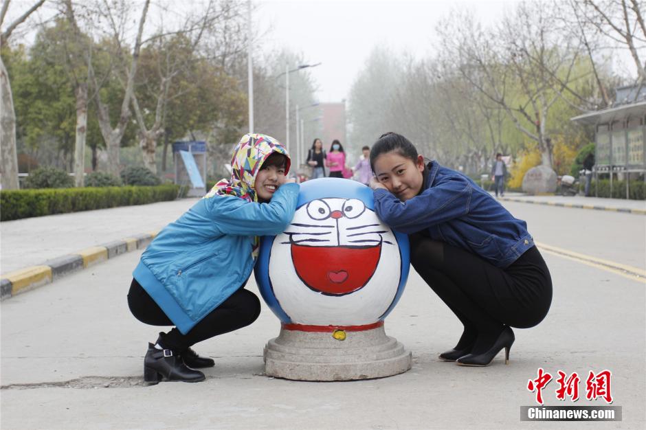 大學(xué)生做創(chuàng)意校園涂鴉 石墩變“萌寵”