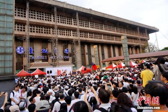 臺“反服貿協(xié)議”學生和團體著黑衣上凱道 逾11萬人