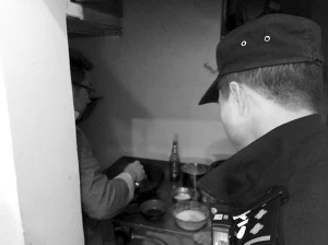 酒駕男連撞7車(chē)后躲進(jìn)飯店 假扮廚師炒龍蝦被識(shí)破(圖)