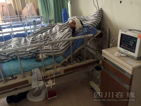 成都一30歲男子因語(yǔ)言沖突將父親砍傷 母親報(bào)警(圖)