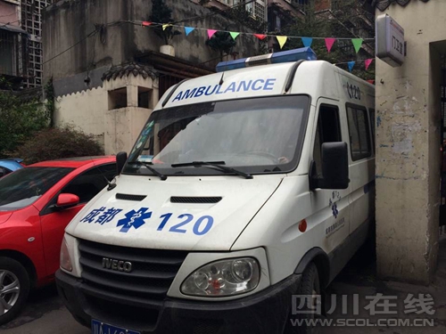 成都一30歲男子因語(yǔ)言沖突將父親砍傷 母親報(bào)警(圖)