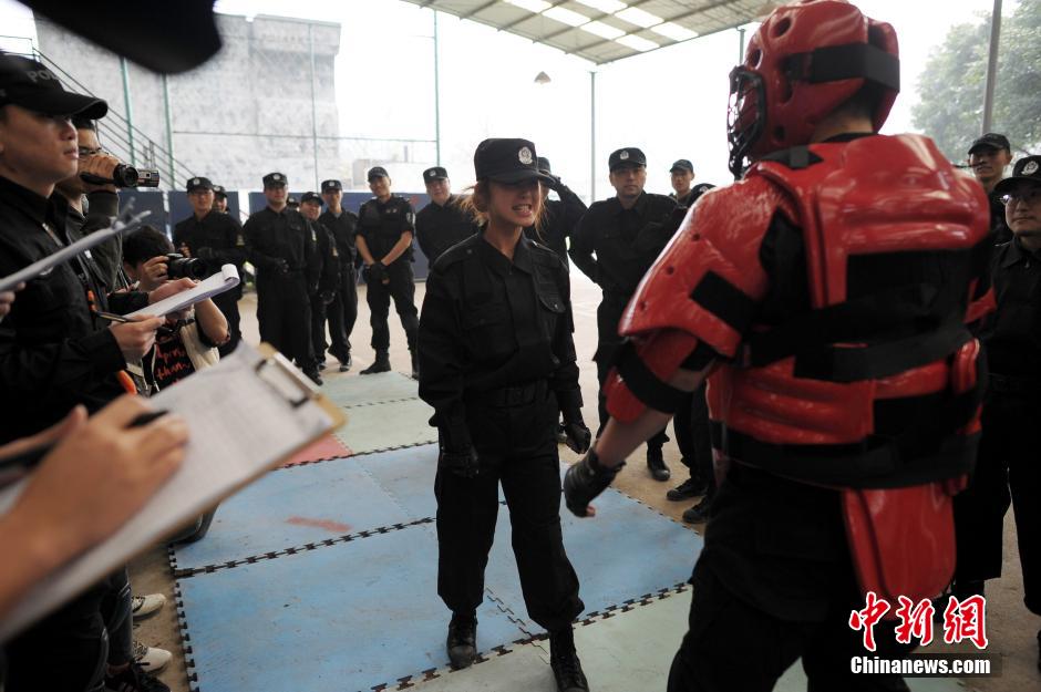 重慶女網(wǎng)友入駐警隊(duì)學(xué)防狼術(shù)