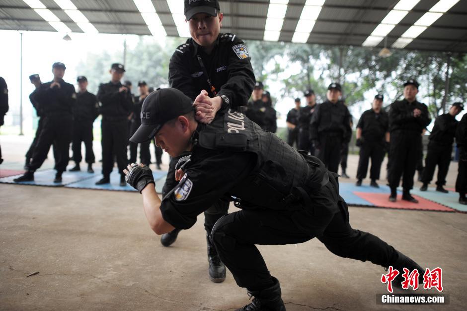 重慶女網(wǎng)友入駐警隊學防狼術(shù)