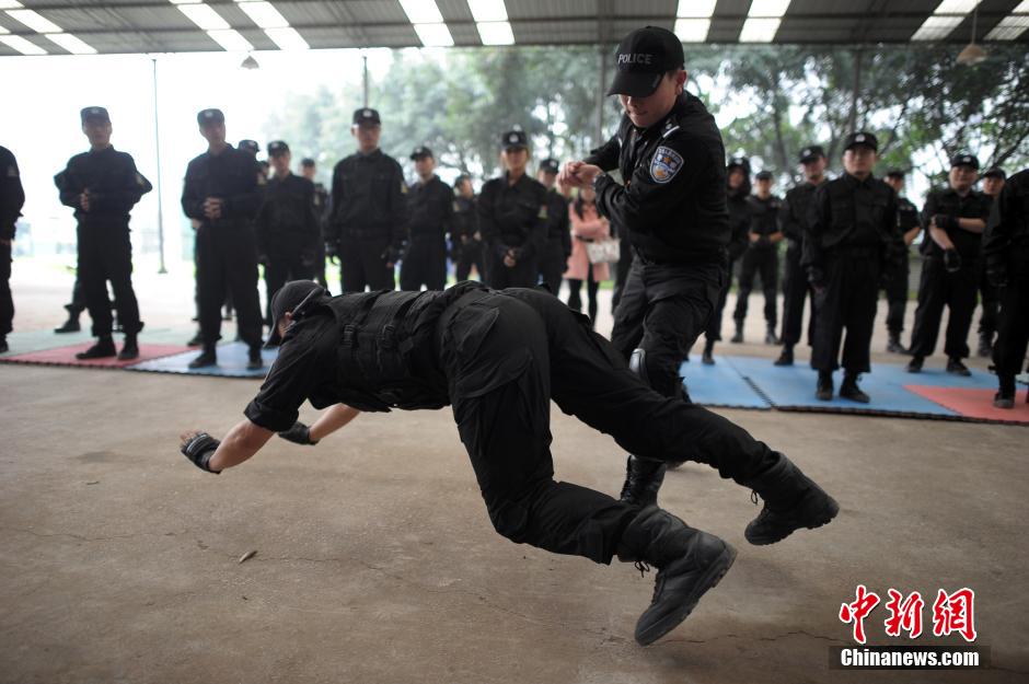 重慶女網(wǎng)友入駐警隊(duì)學(xué)防狼術(shù)