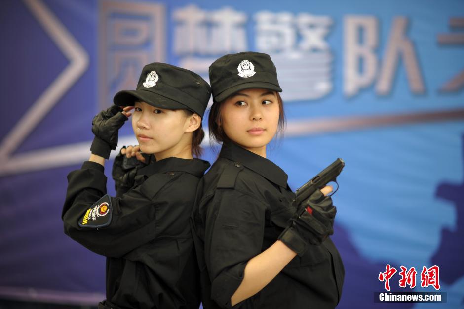 重慶女網(wǎng)友入駐警隊學防狼術