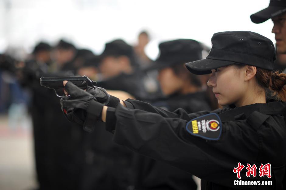 重慶女網(wǎng)友入駐警隊學防狼術