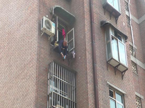 精神疾患男子欲跳樓 邯鄲消防聯(lián)手110成功救援