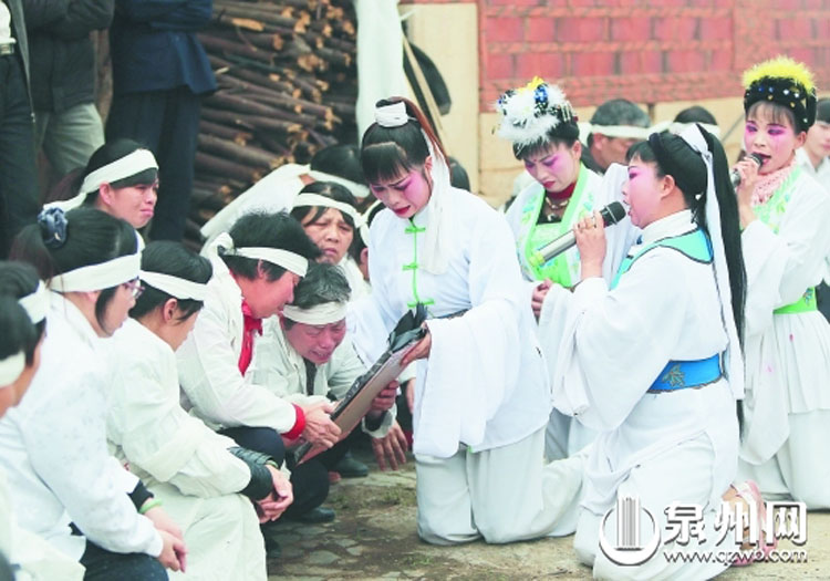 福建職業(yè)哭靈女 每月“哭”二十余場收入賽白領