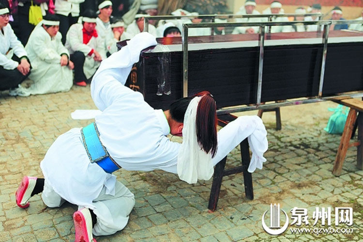 福建職業(yè)哭靈女 每月“哭”二十余場收入賽白領(lǐng)