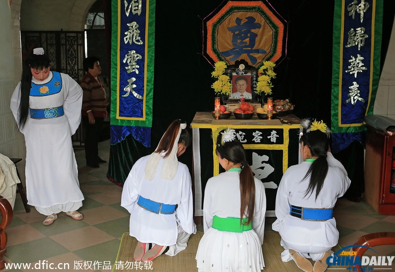 福建職業(yè)哭靈女 每月“哭”二十余場(chǎng)收入賽白領(lǐng)