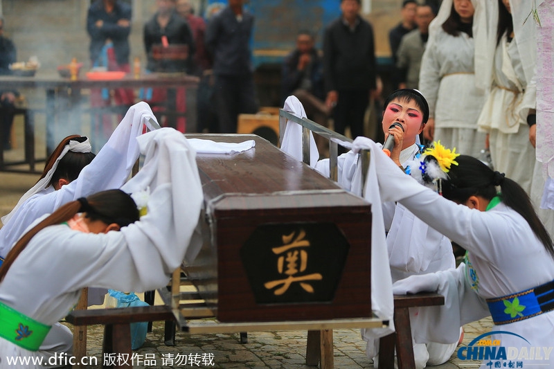 福建職業(yè)哭靈女 每月“哭”二十余場收入賽白領(lǐng)
