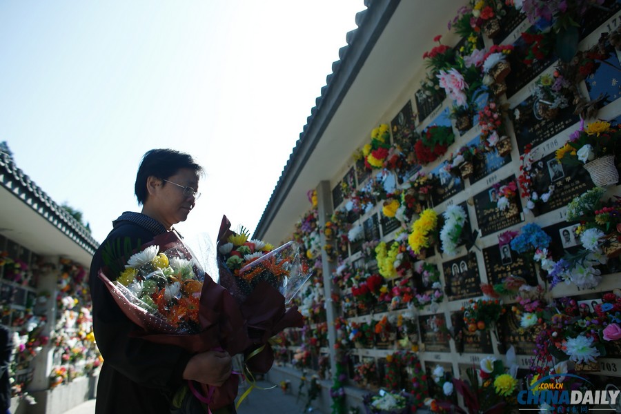 清明節(jié)：北京八寶山迎來(lái)祭掃高峰