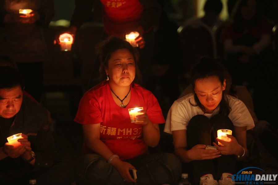 馬航MH370失聯(lián)客機(jī)整月 家屬為親人祈福守望