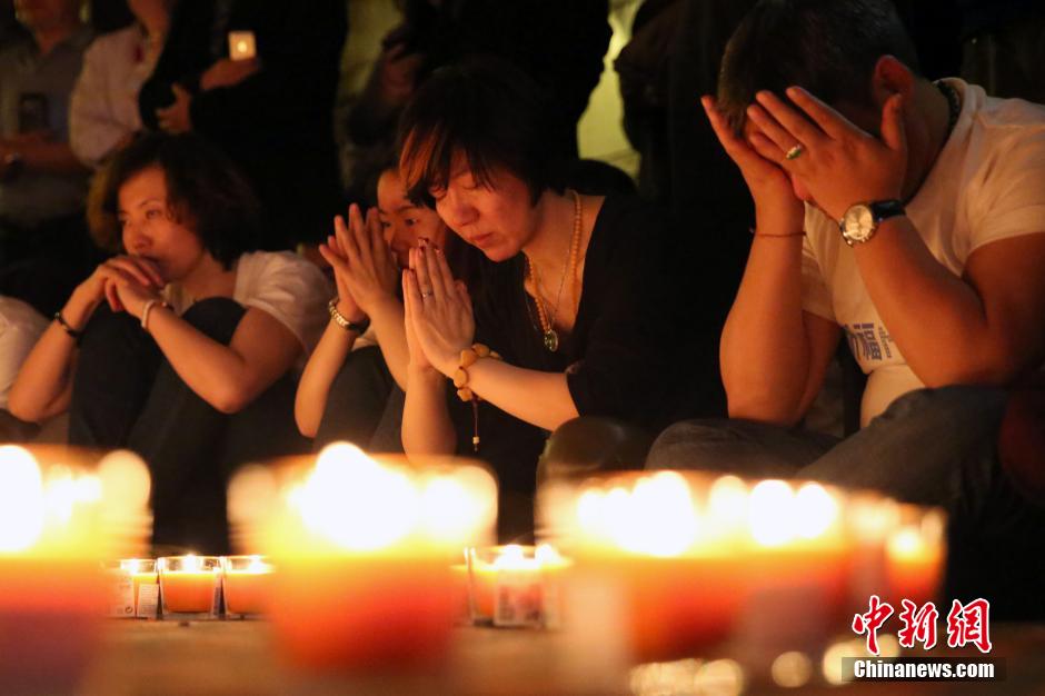 MH370航班失聯(lián)滿月 在京乘客家屬舉行祈?；顒?/></a></p>

<p>　　4月8日，乘客家屬祈福。當(dāng)日，馬航MH370航班失聯(lián)事件發(fā)生滿一個月，失聯(lián)乘客家屬在北京麗都飯店舉行祈福活動。中新社發(fā)韓海丹 攝</p>
</p>
</div>
</div>

<div   class=