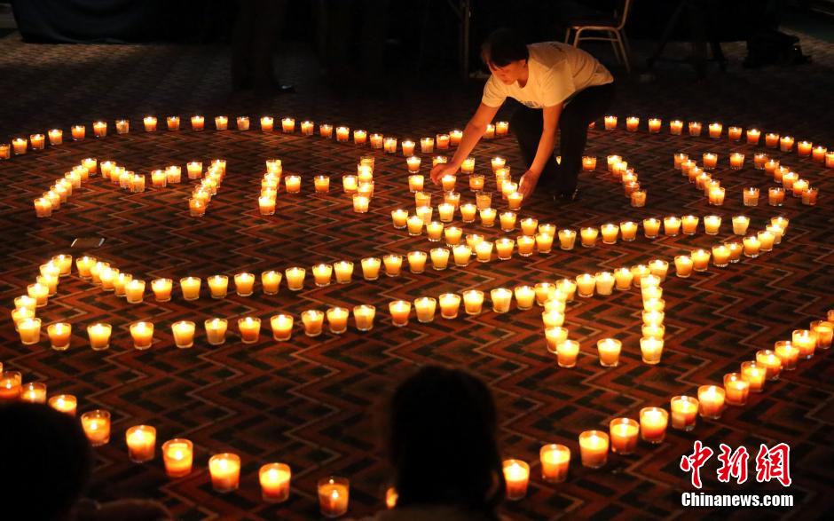 MH370航班失聯(lián)滿月 在京乘客家屬舉行祈?；顒?/></a></p>

<p>　　4月8日，乘客家屬祈福。當日，馬航MH370航班失聯(lián)事件發(fā)生滿一個月，失聯(lián)乘客家屬在北京麗都飯店舉行祈?；顒?。中新社發(fā)韓海丹 攝</p>
</p>
</div>
</div>

<div   class=