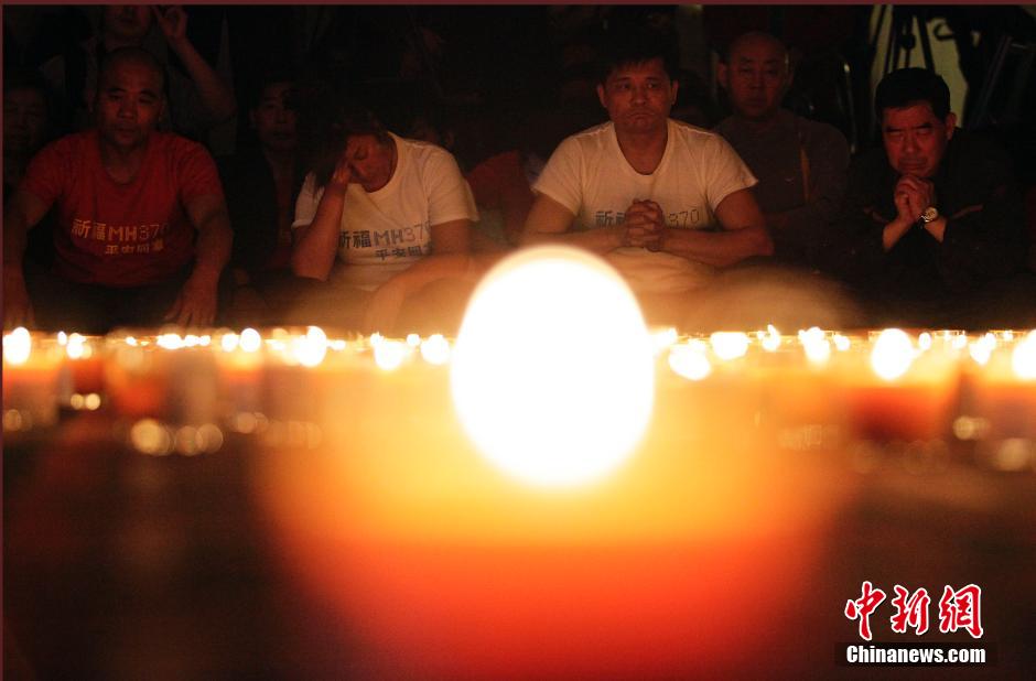 MH370航班失聯(lián)滿(mǎn)月 在京乘客家屬舉行祈?；顒?dòng)