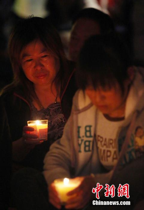 MH370航班失聯(lián)滿月 在京乘客家屬舉行祈?；顒?/></a></p>

<p>　　4月8日，乘客家屬祈福。當(dāng)日，馬航MH370航班失聯(lián)事件發(fā)生滿一個月，失聯(lián)乘客家屬在北京麗都飯店舉行祈?；顒印Ｖ行律绨l(fā)韓海丹 攝</p>
</p>
</div>
</div>

<div   class=
