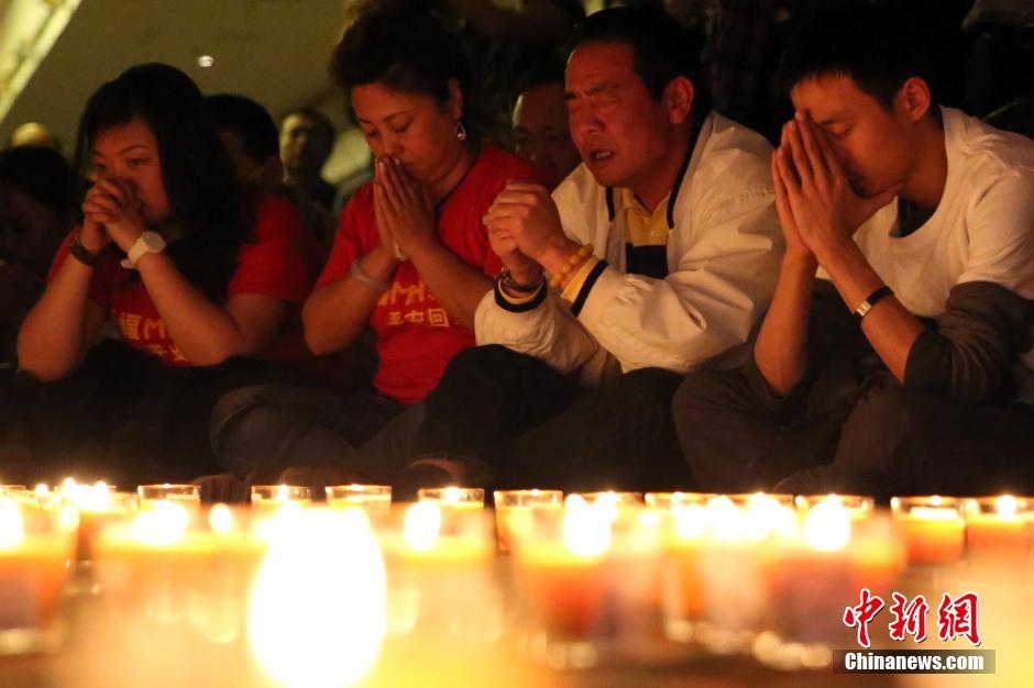MH370航班失聯(lián)滿月 在京乘客家屬舉行祈?；顒?/></a></p>

<p>　　4月8日，乘客家屬祈福。當日，馬航MH370航班失聯(lián)事件發(fā)生滿一個月，失聯(lián)乘客家屬在北京麗都飯店舉行祈福活動。中新社發(fā)韓海丹 攝</p>
</p>
</div>
</div>

<div   class=