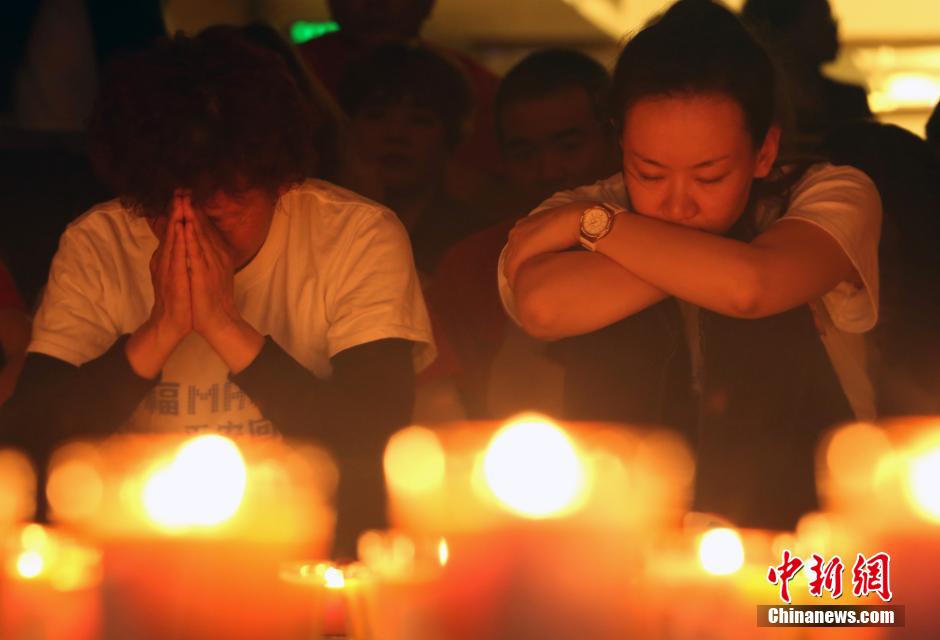 MH370航班失聯(lián)滿月 在京乘客家屬舉行祈?；顒?dòng)