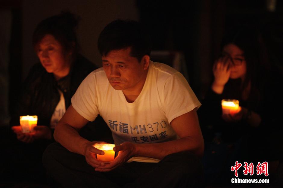 MH370航班失聯(lián)滿月 在京乘客家屬舉行祈?；顒?/></a></p>

<p>　　4月8日，乘客家屬祈福。當(dāng)日，馬航MH370航班失聯(lián)事件發(fā)生滿一個月，失聯(lián)乘客家屬在北京麗都飯店舉行祈?；顒?。中新社發(fā)韓海丹 攝</p>
</p>
</div>
</div>

<div   class=