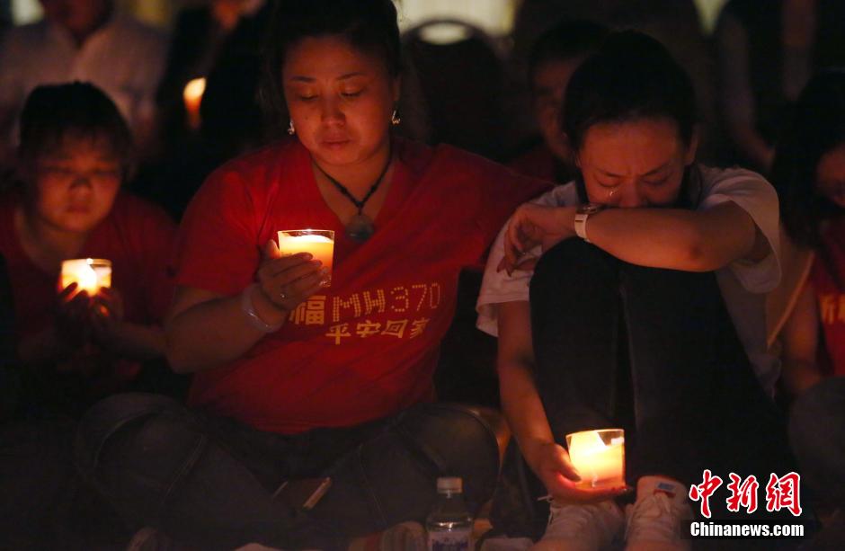 MH370航班失聯(lián)滿月 在京乘客家屬舉行祈?；顒?/></a></p>

<p>　　4月8日，乘客家屬祈福。當(dāng)日，馬航MH370航班失聯(lián)事件發(fā)生滿一個(gè)月，失聯(lián)乘客家屬在北京麗都飯店舉行祈福活動。中新社發(fā)韓海丹 攝</p>
</p>
</div>
</div>

<div   class=