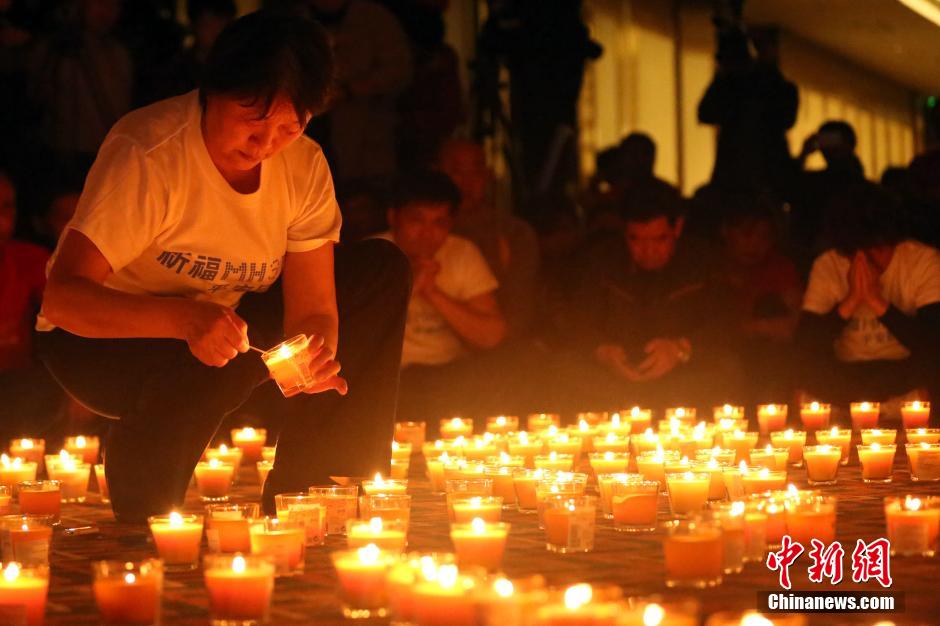 MH370航班失聯(lián)滿月 在京乘客家屬舉行祈?；顒?dòng)