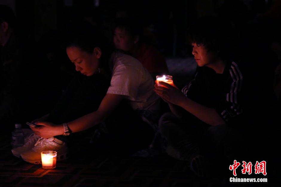 MH370航班失聯(lián)滿月 在京乘客家屬舉行祈?；顒?/></a></p>

<p>　　4月8日，乘客家屬祈福。當(dāng)日，馬航MH370航班失聯(lián)事件發(fā)生滿一個月，失聯(lián)乘客家屬在北京麗都飯店舉行祈福活動。中新社發(fā)韓海丹 攝</p>
</p>
</div>
</div>

<div   class=