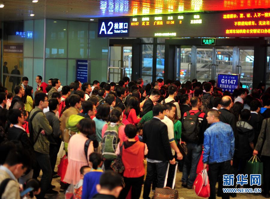 各地迎來(lái)清明小長(zhǎng)假返程客流高峰