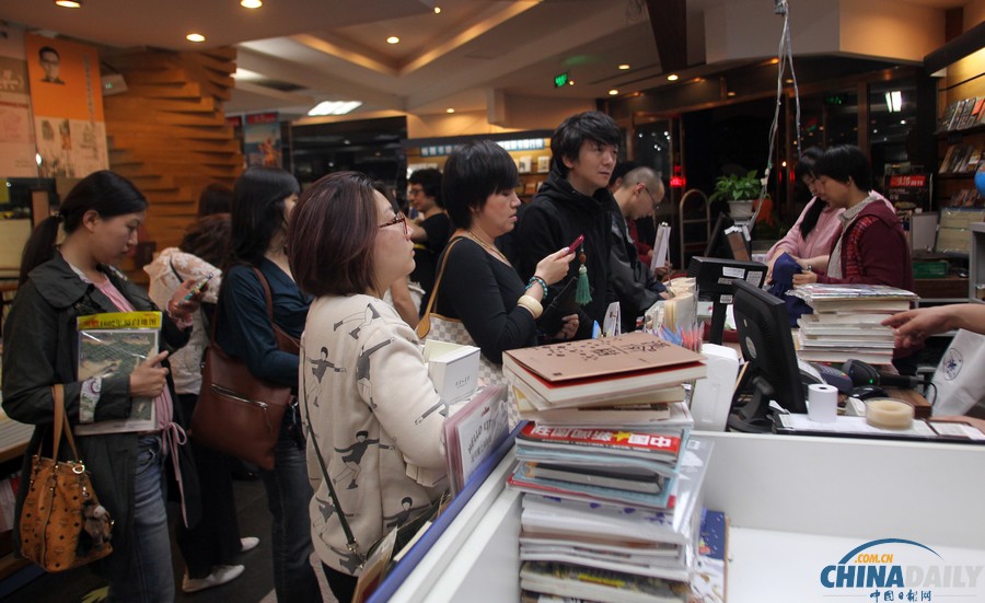 北京三聯(lián)韜奮書店24小時(shí)不打烊 愛書人有了深夜書房