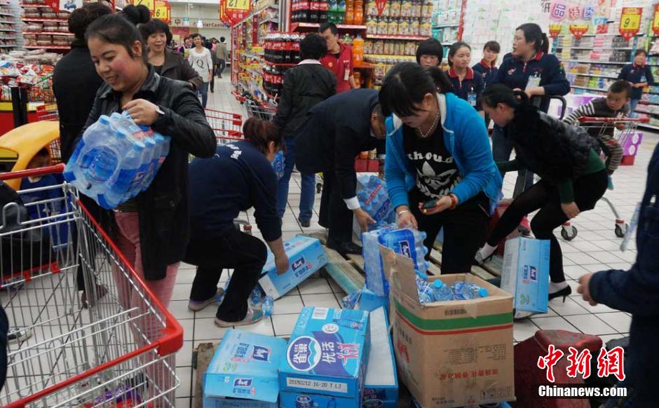 蘭州自來水苯含量超標(biāo) 市民搶購礦泉水