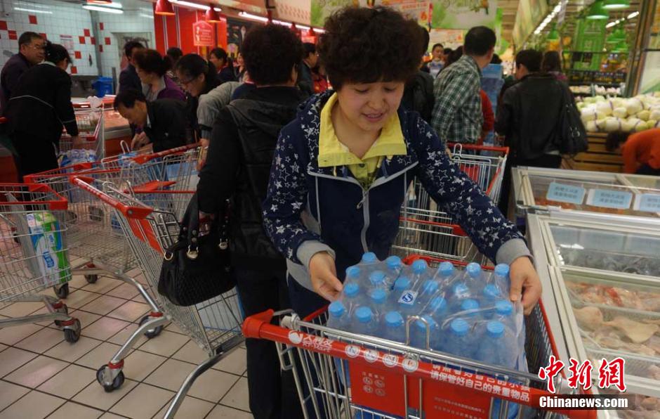 蘭州自來水苯含量超標(biāo) 市民搶購礦泉水