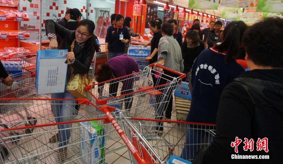 蘭州自來水苯含量超標(biāo) 市民搶購礦泉水