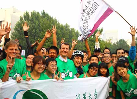 丹麥王子約阿希姆跟清華師生騎自行車游校園