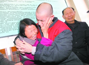 聾啞小偷看守所里見(jiàn)到失散10年父母(圖)