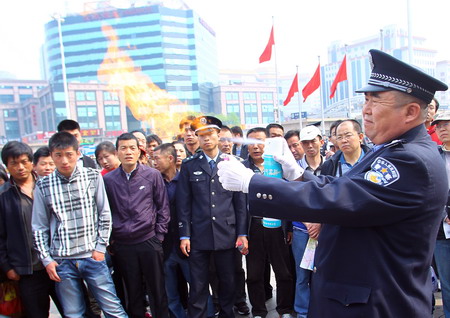警營(yíng)開(kāi)放日 提醒“五一”安全出行
